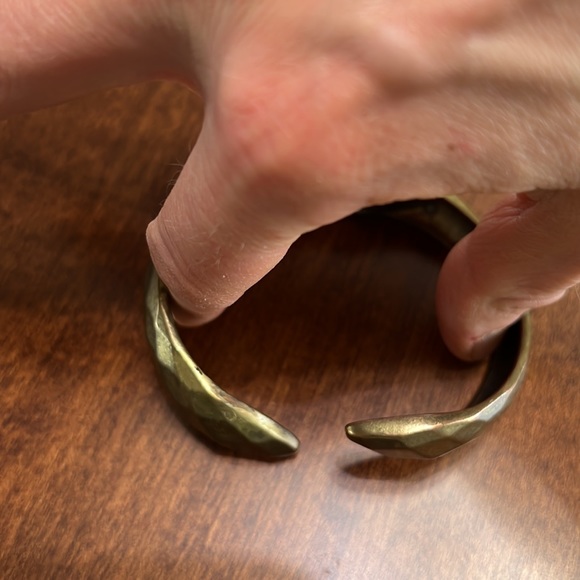 Vintage Gold Hinged Bangle Bracelet with Diamond Pattern and Crossing Ends - Picture 7 of 8